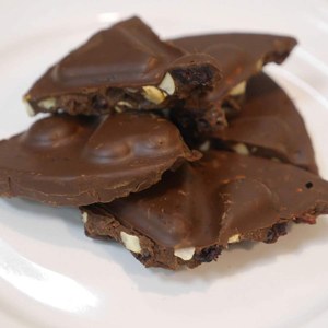 【巧克力磚做法】苦甜巧克力加高纖綜合果乾，簡單巧克力食譜推薦你!